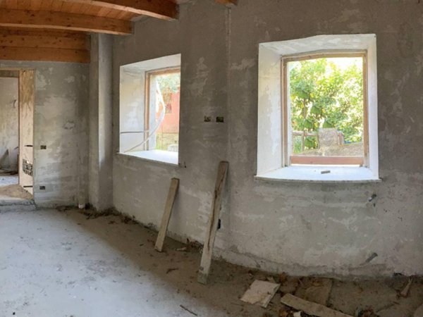 casa indipendente in vendita a Massa in zona Pariana