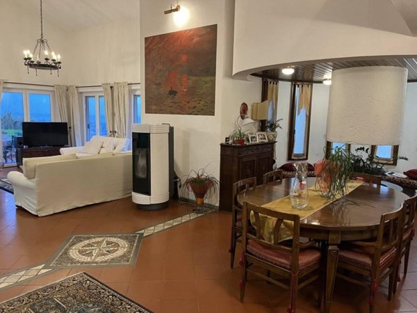 casa indipendente in vendita a Massa in zona Romagnano