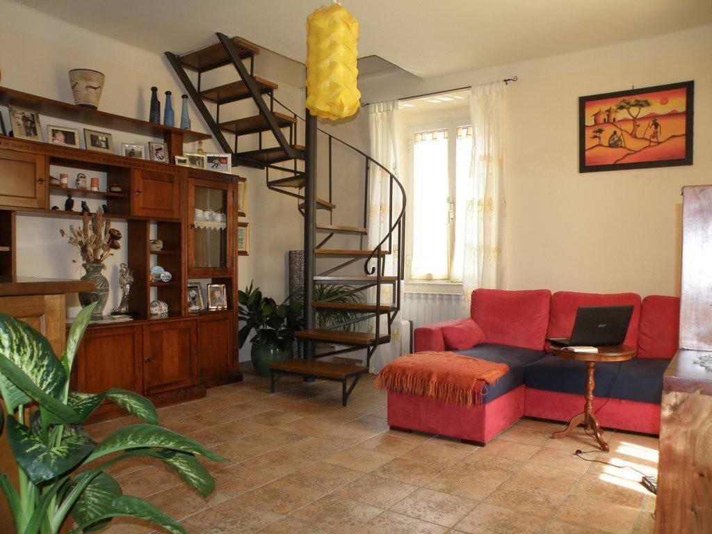 casa indipendente in vendita a Massa in zona Mirteto