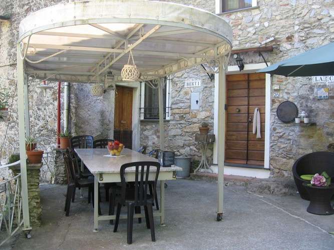 intera palazzina in vendita a Massa in zona Guadine