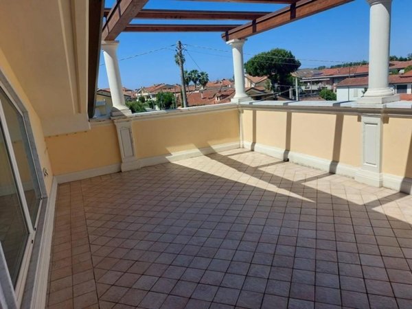 appartamento in vendita a Massa in zona Marina di Massa