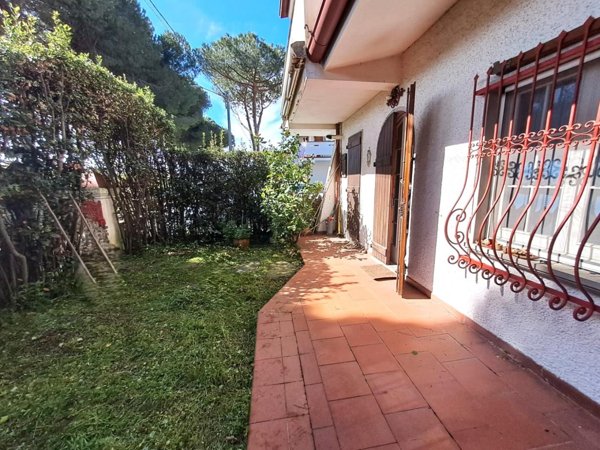 casa indipendente in vendita a Massa in zona Marina di Massa