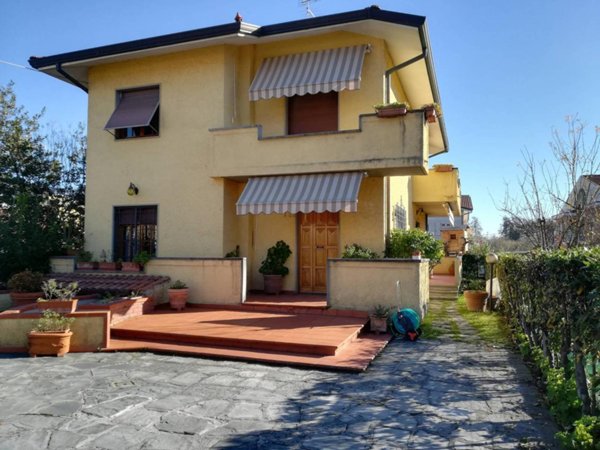 casa indipendente in vendita a Massa in zona Marina di Massa