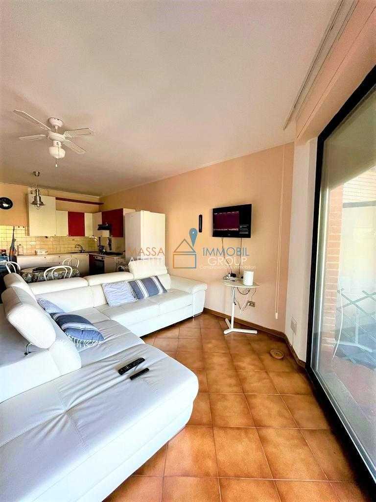 appartamento in vendita a Massa in zona Marina dei Ronchi
