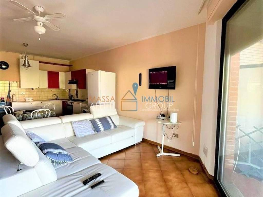 appartamento in vendita a Massa in zona Marina dei Ronchi