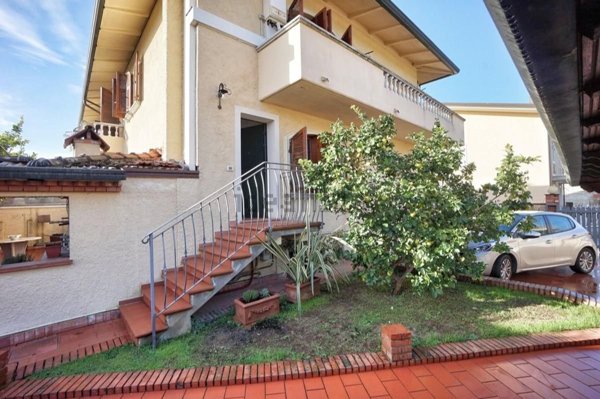 appartamento in vendita a Massa in zona Marina dei Ronchi
