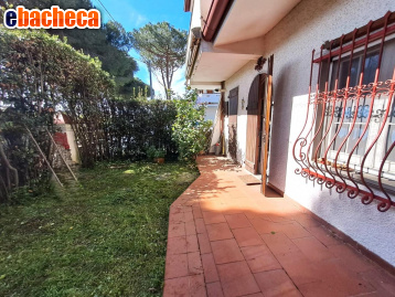 appartamento in vendita a Massa in zona Marina di Massa