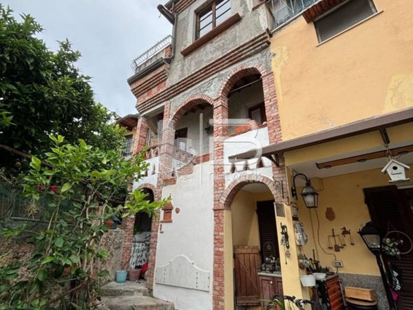casa indipendente in vendita a Massa in zona Antona