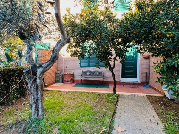 casa indipendente in vendita a Massa in zona Marina di Massa