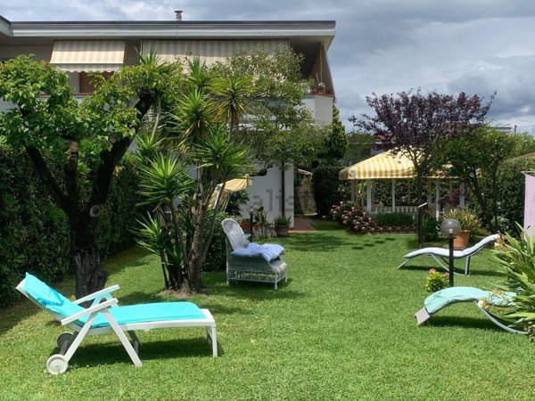 appartamento in vendita a Massa in zona Marina di Massa