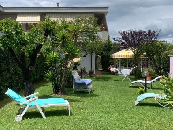 appartamento in vendita a Massa in zona Marina di Massa