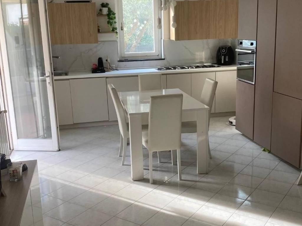 appartamento in vendita a Massa in zona Marina di Massa