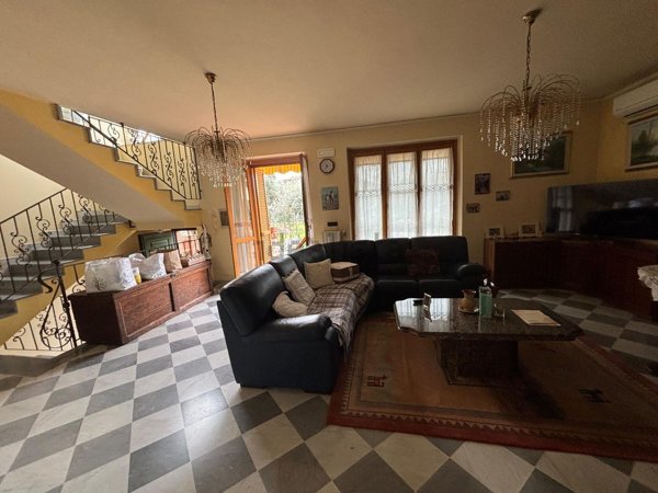 casa indipendente in vendita a Massa in zona Quercioli