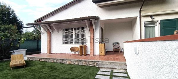 casa indipendente in vendita a Massa in zona Poveromo