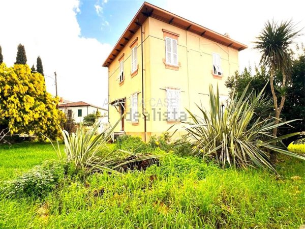 casa indipendente in vendita a Massa in zona Centro Storico
