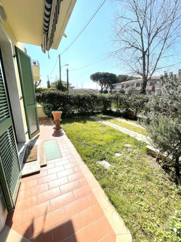 appartamento in vendita a Massa in zona Marina di Massa