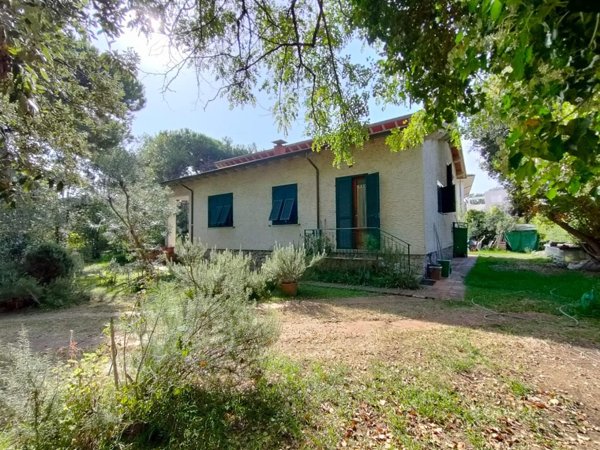 casa indipendente in vendita a Massa in zona Marina di Massa