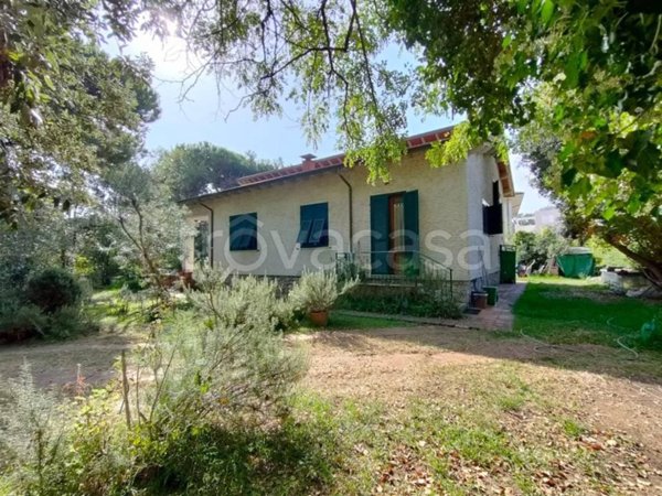 casa indipendente in vendita a Massa in zona Marina di Massa