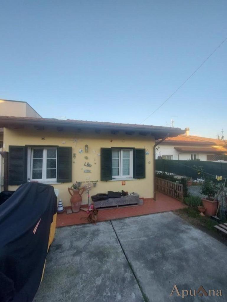 casa indipendente in vendita a Massa