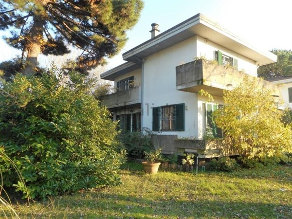 casa indipendente in vendita a Massa in zona Marina dei Ronchi