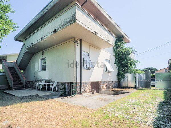 casa indipendente in vendita a Massa in zona Marina di Massa
