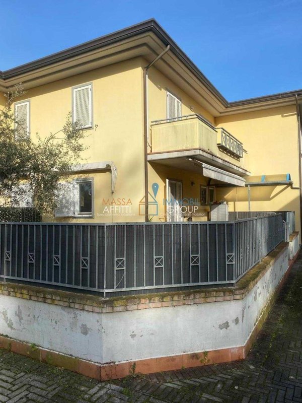 appartamento in vendita a Massa in zona Marina di Massa
