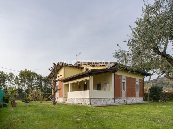 casa indipendente in vendita a Massa