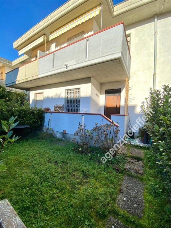 casa indipendente in vendita a Massa in zona Marina dei Ronchi