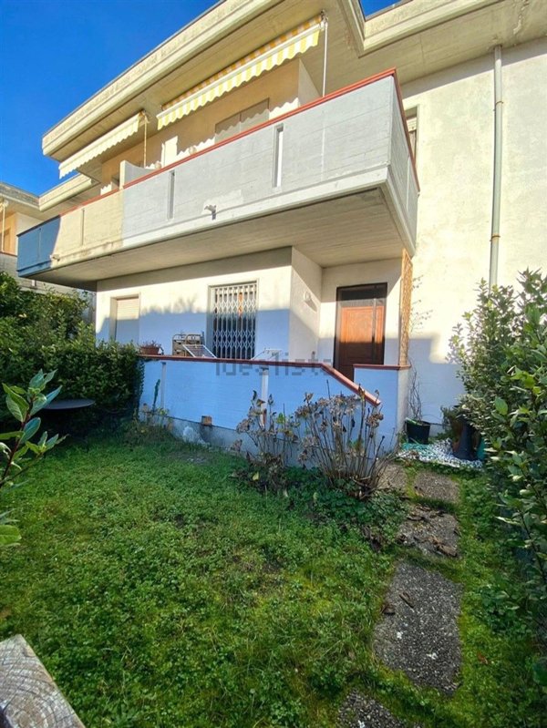 casa indipendente in vendita a Massa in zona Marina dei Ronchi