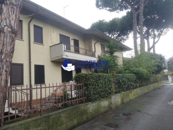 appartamento in vendita a Massa in zona Marina di Massa