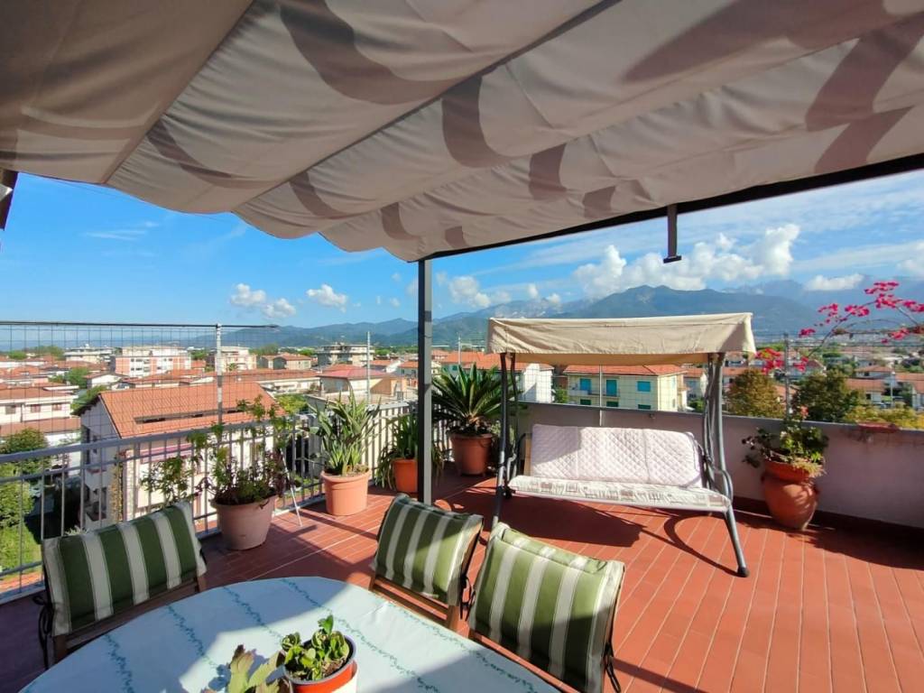 appartamento in vendita a Massa in zona Marina di Massa