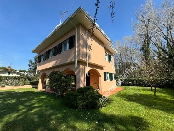 casa indipendente in vendita a Massa in zona Marina dei Ronchi