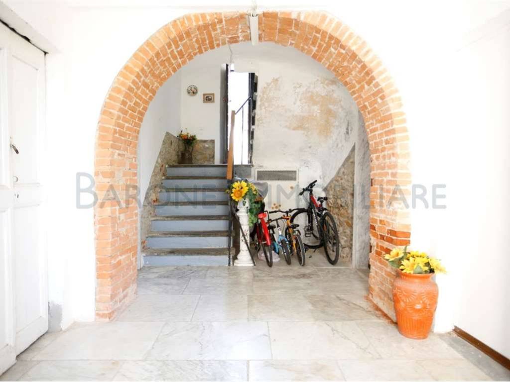 appartamento in vendita a Massa in zona Pariana