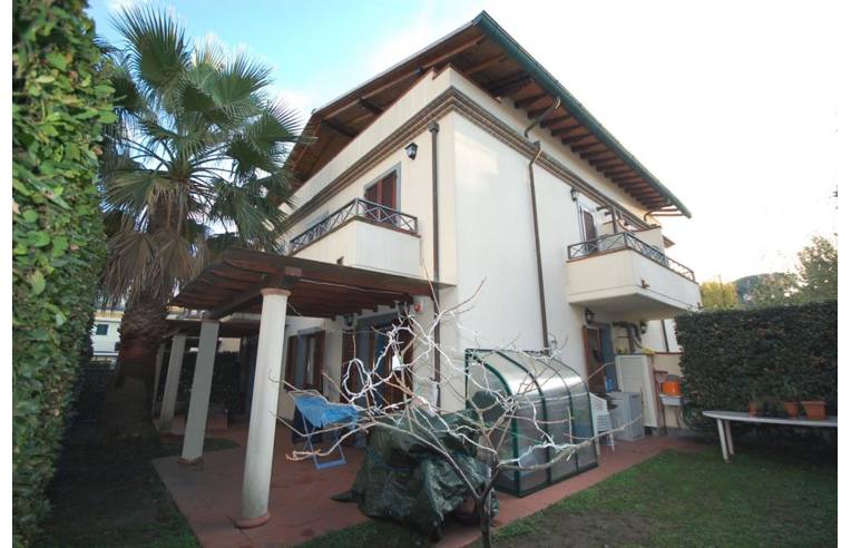 appartamento in vendita a Massa in zona Marina dei Ronchi