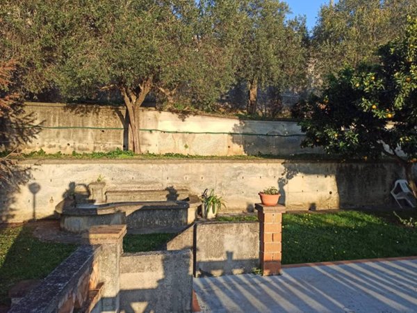 casa indipendente in vendita a Massa