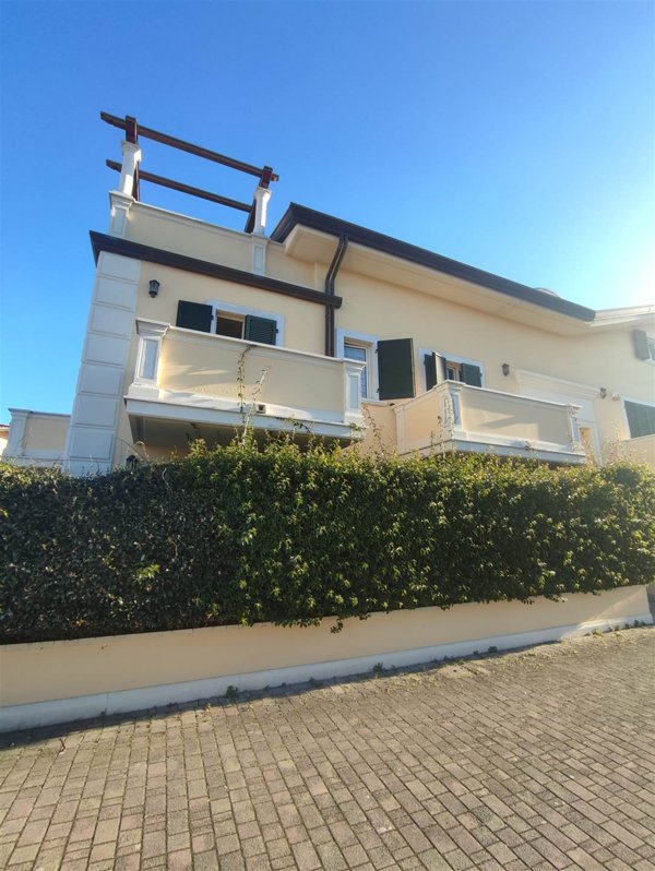 appartamento in vendita a Massa in zona Marina di Massa