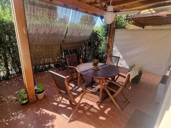 casa indipendente in vendita a Massa in zona Marina dei Ronchi