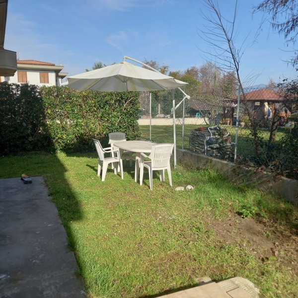 casa indipendente in vendita a Massa in zona Marina di Massa
