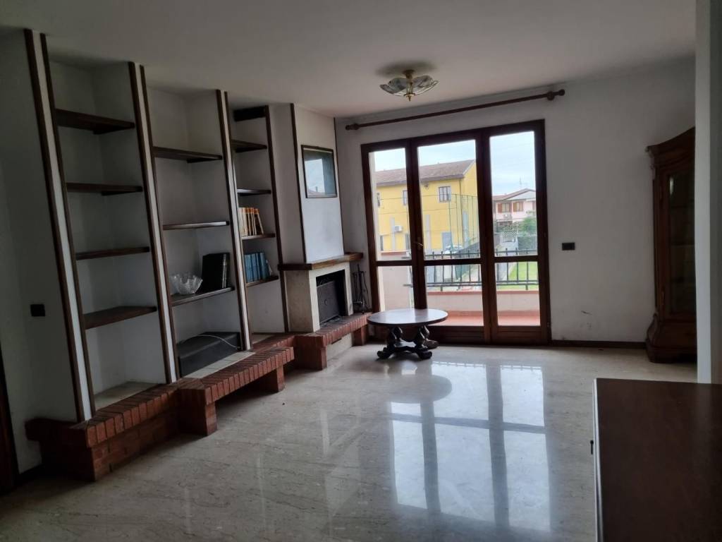 appartamento in vendita a Massa in zona Marina di Massa