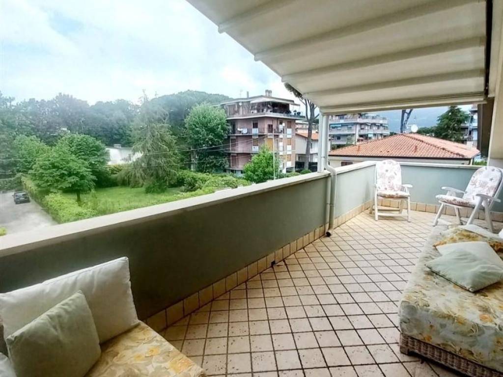 appartamento in vendita a Massa in zona Marina dei Ronchi
