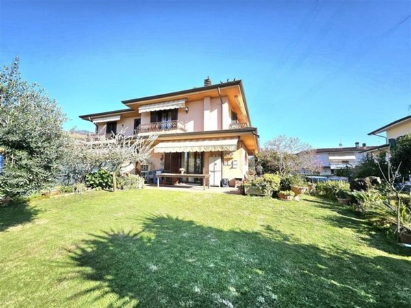 casa indipendente in vendita a Massa in zona Marina di Massa
