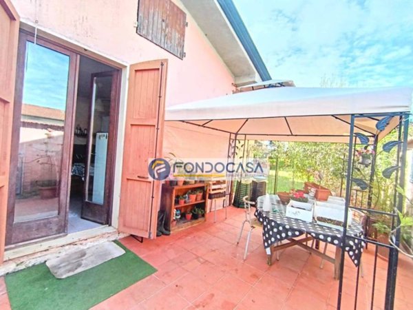 casa indipendente in vendita a Massa