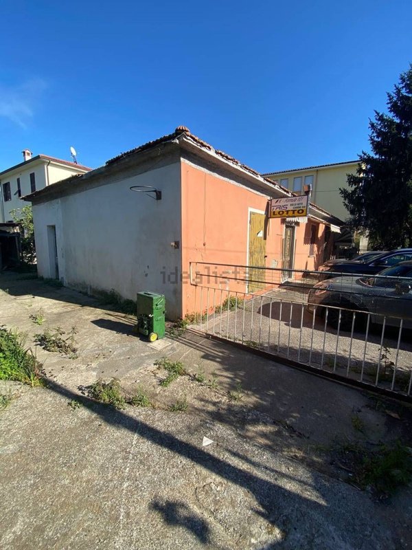 casa indipendente in vendita a Massa