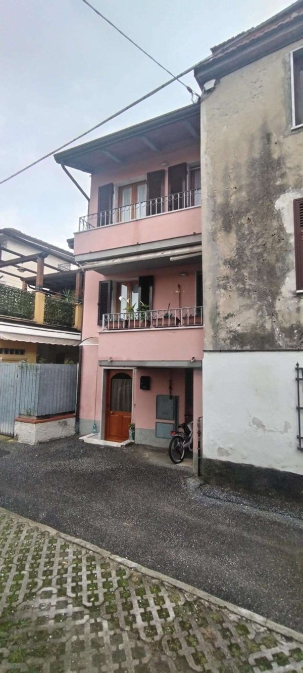 intera palazzina in vendita a Massa in zona Castagnola