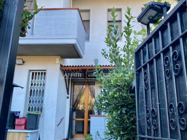 casa indipendente in vendita a Massa in zona Marina di Massa