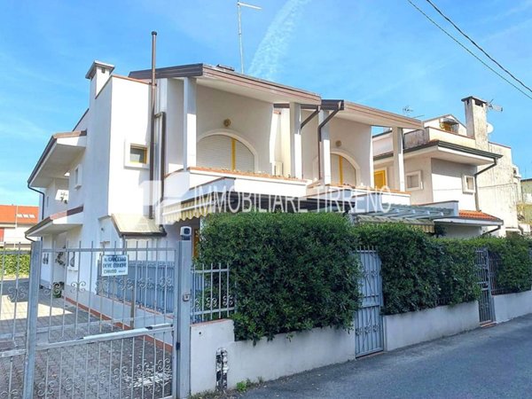 casa indipendente in vendita a Massa in zona Marina di Massa