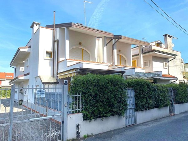 casa indipendente in vendita a Massa in zona Marina di Massa