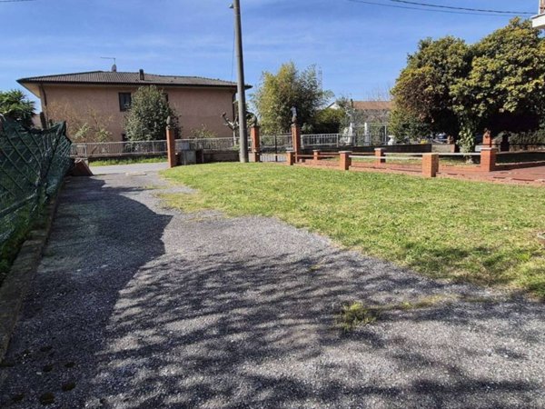 appartamento in vendita a Massa in zona Marina di Massa
