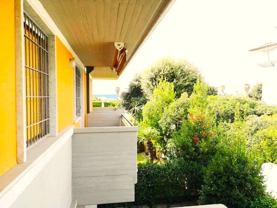 appartamento in vendita a Massa in zona Marina dei Ronchi