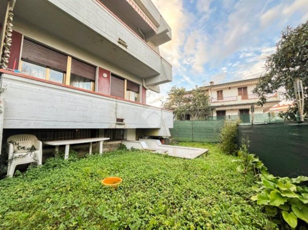 appartamento in vendita a Massa in zona Marina di Massa